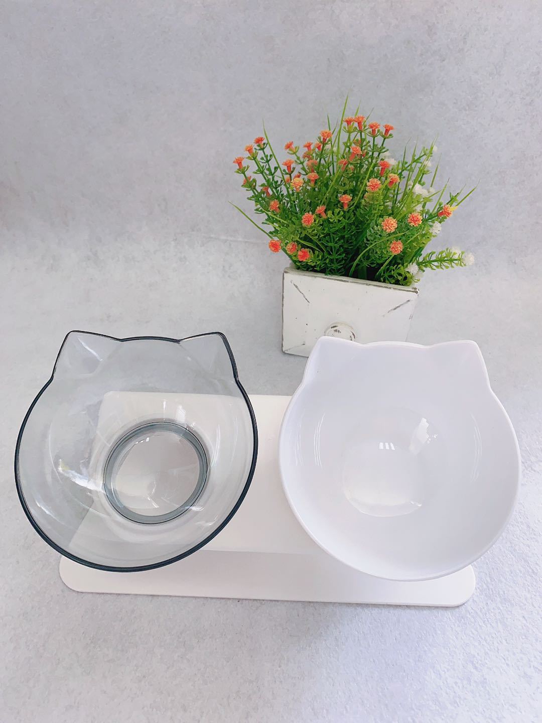 Transparent cat head double bowl set on a tray with a floral decoration, perfect for pet feeding and hydration.